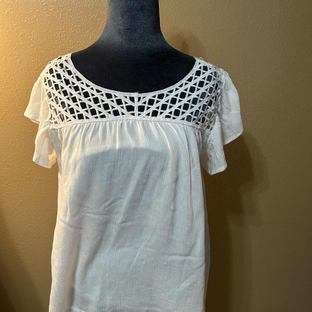 Jessica Simpson; Size Large, White, short sleeved